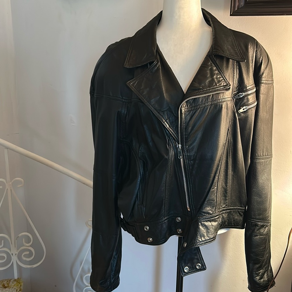 Men’s or Women’s Leather Cropped Moto jacket in excellent condition